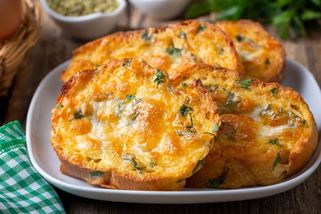 Turecký trik se starým chlebem, který musíte zkusit. Z pár ingrediencí vykouzlíte snídani snů: Yumurtali Ekmek